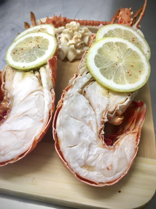 Demi langouste cuite avec de l'aïoli