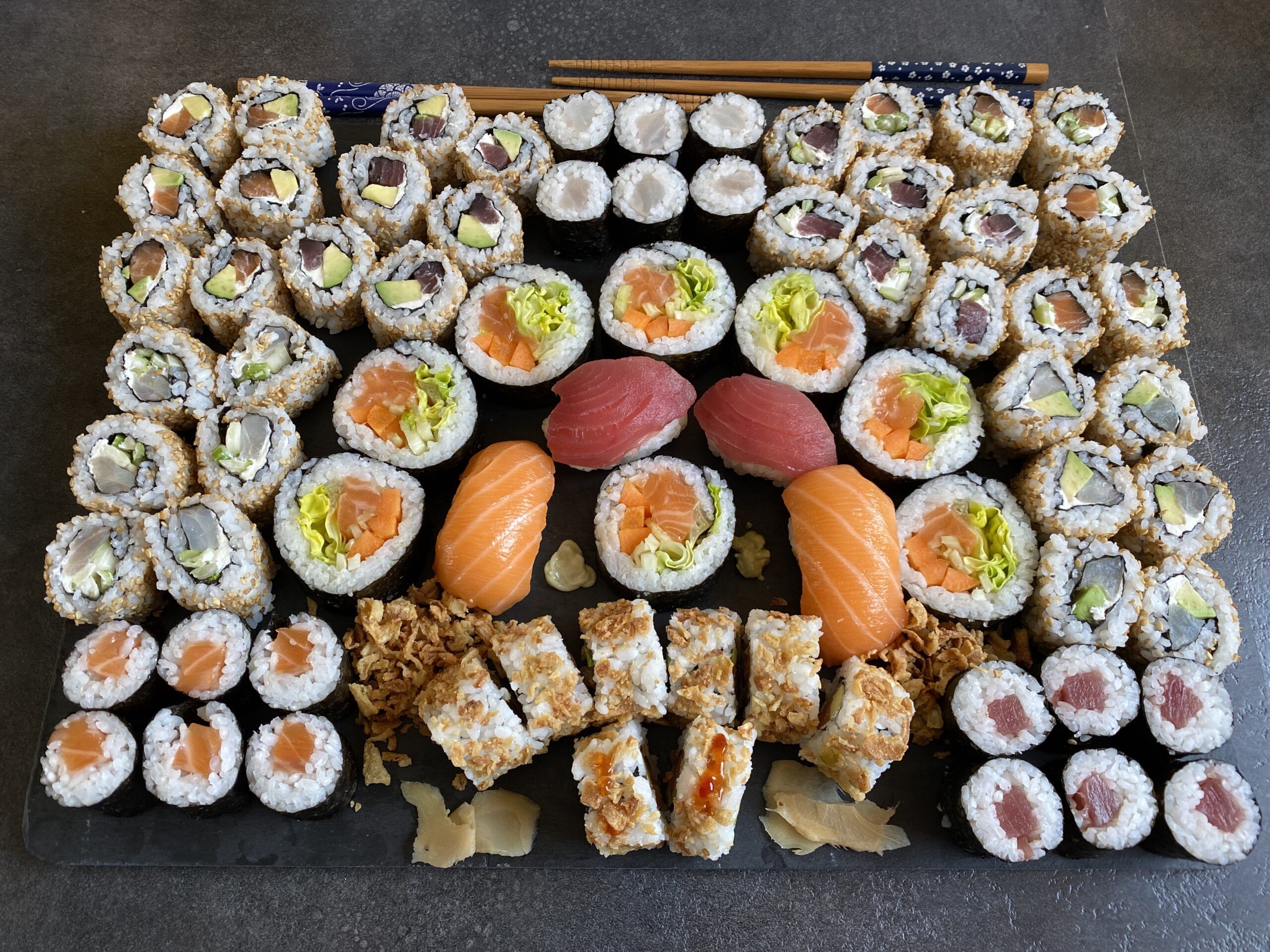 Roku RWP0508B Lot de 100 plateaux à sushis jetables avec couvercles – Très  grands, rectangulaires, en plastique noir, pour apéritifs, entrées ou  desserts – RWP0508B : : Maison