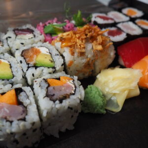 plateau sushi avec un mix de différentes pièces