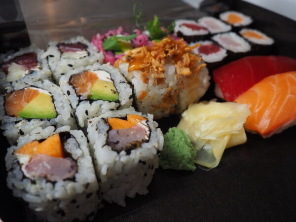 plateau sushi avec un mix de différentes pièces